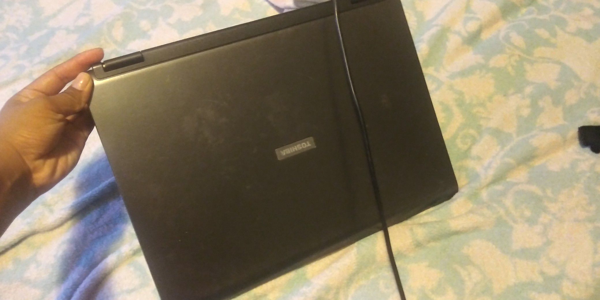Laptop Toshiba for sale work perfect they just need nedd battery but turn on and everything no camera