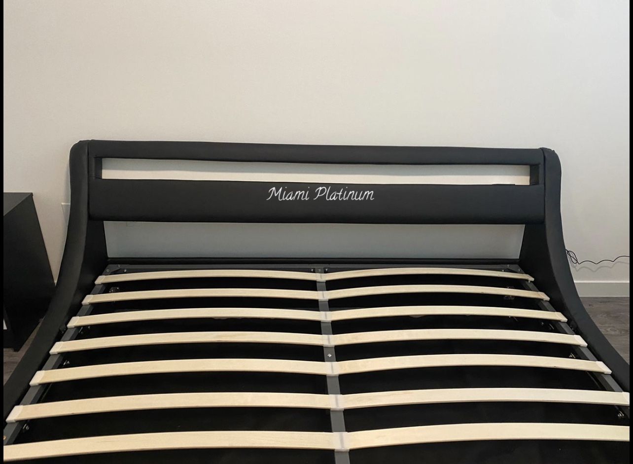 King Bed 🛌 Frame /// Financing Available