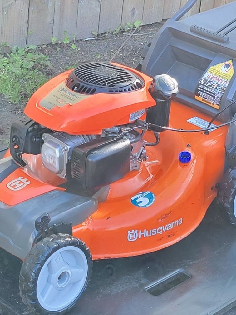 Husqvarna XT675  6.75HP 149CC 21"CUT AWD SELF-PROPELLED LAWN MOWER  with BAGGER POWERED by a KHOLER ENGINE 