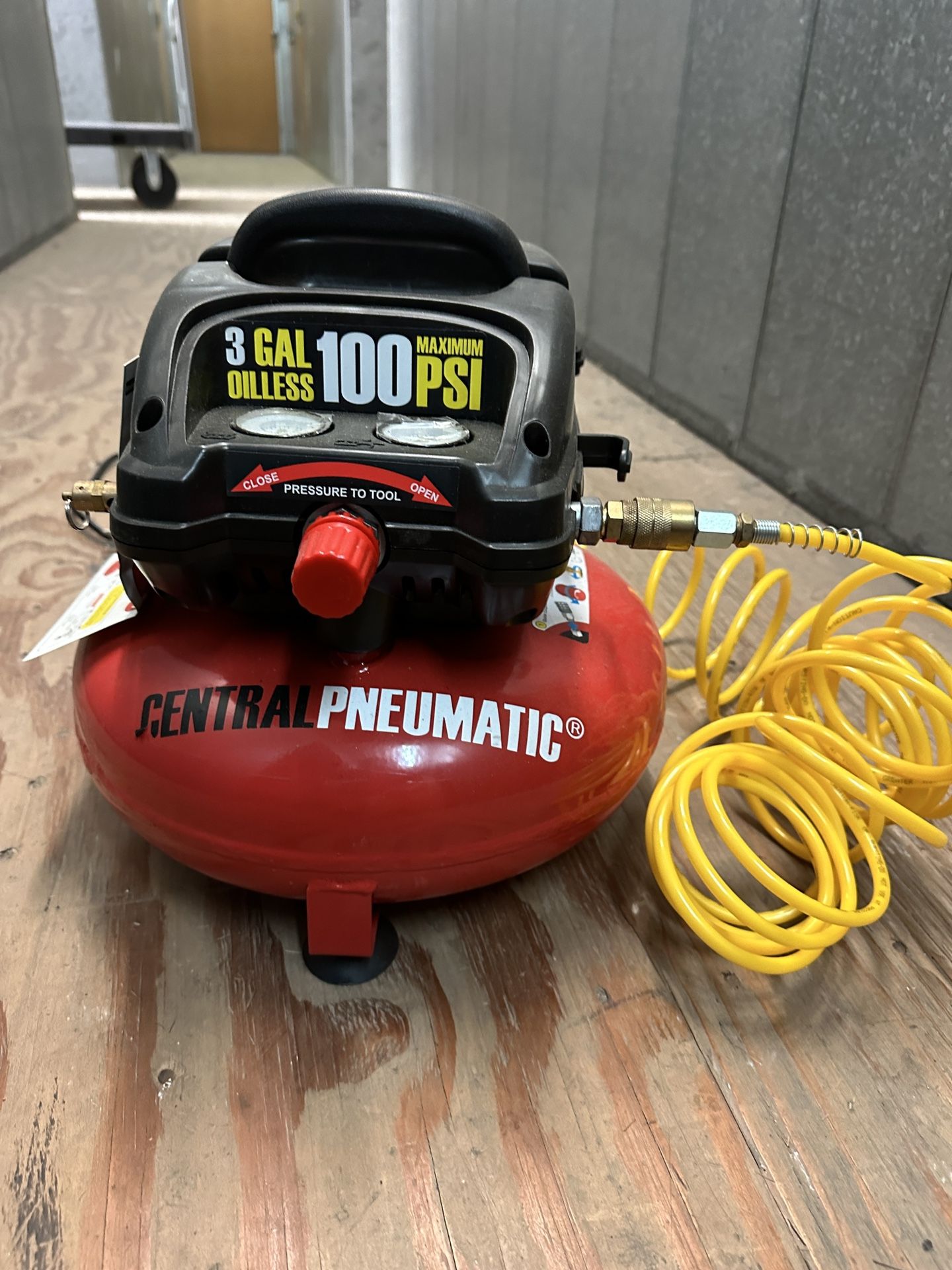 Central pneumatic 3 gallon oilless 100 PSI pancake air compressor