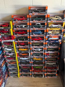 Motor Max & Burago 1:24 Scale Diecast Model Car Lot
