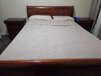 Full wood matching bedroom set with queen size bed, 2 nightstand tables, and a dresser table