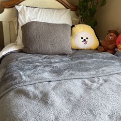 Twin Bed Gray And White Reversible Bedding 