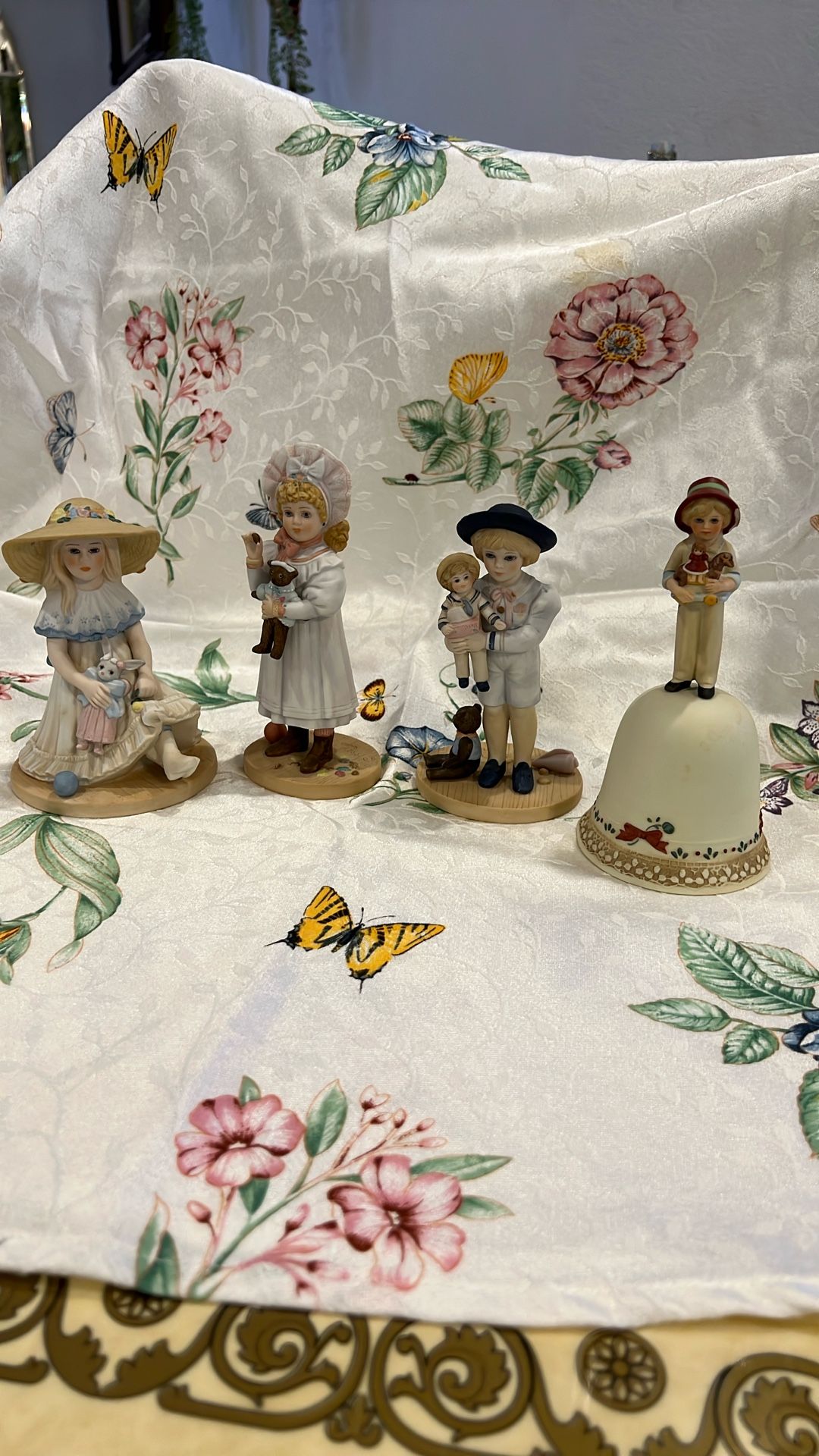 Beautiful porcelain dolls ! By JAN HAGARA.
