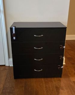 4 DRAWER CHEST WITH CHILD SAFETY LATCHES