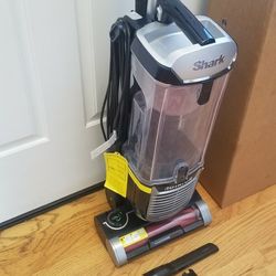 NEW cond Shark DUO CLEAN MODEL VACUUM WITH AMAZING POWER SUCTION.   Wiyh ATTACHMENTS  , AMAZING POWER SUCTION  , WORKS EXCELLENT  , IN THE BOX 