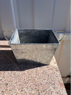 Galvanized steel planter pot. Located in Murray cash/Venmo. Fcfs or hold with Venmo