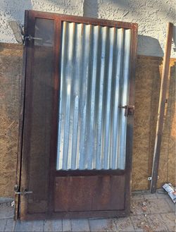 Portón puerta de metal