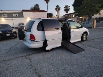 1996 CHRYSLER TOWN AND COUNTRY HANDICAP MINIVAN