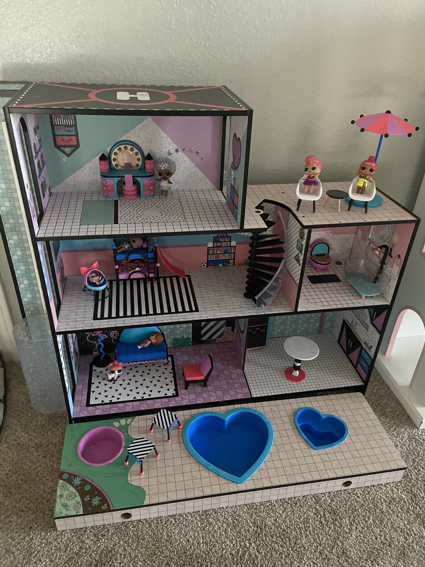LOL O.M.G Doll house with accessories and LOL dolls and pets