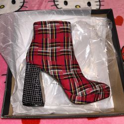 Betsey Johnson Plaid platform Size 7