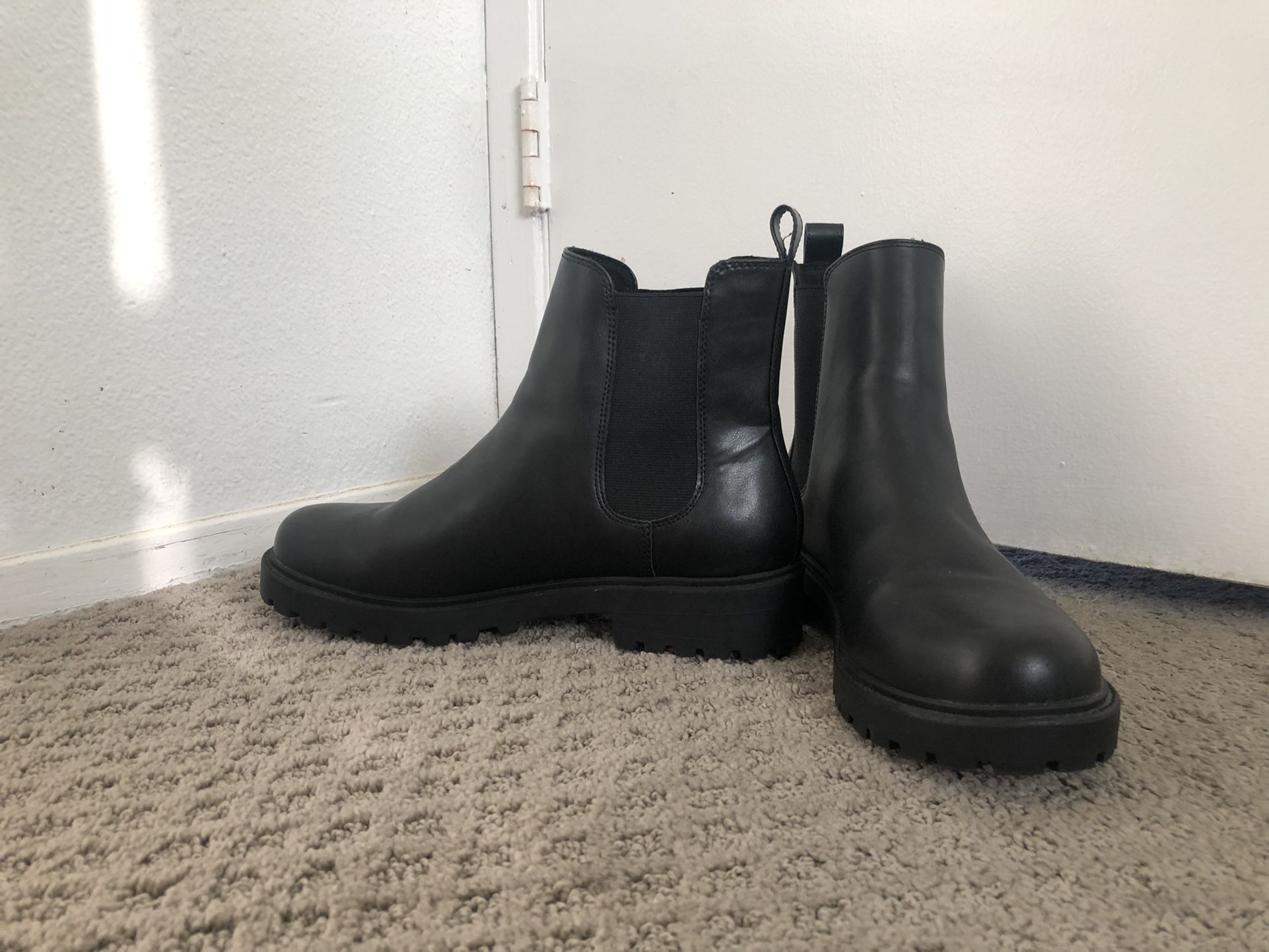 H&M Boots Women Size 10 Only Used Once for Sale in San Diego, CA - OfferUp