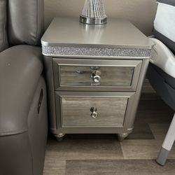 Beautiful End Table With Drawers