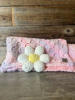 BUNDLE Crochet Baby blanket with crochet daisy keychain. Baby gift