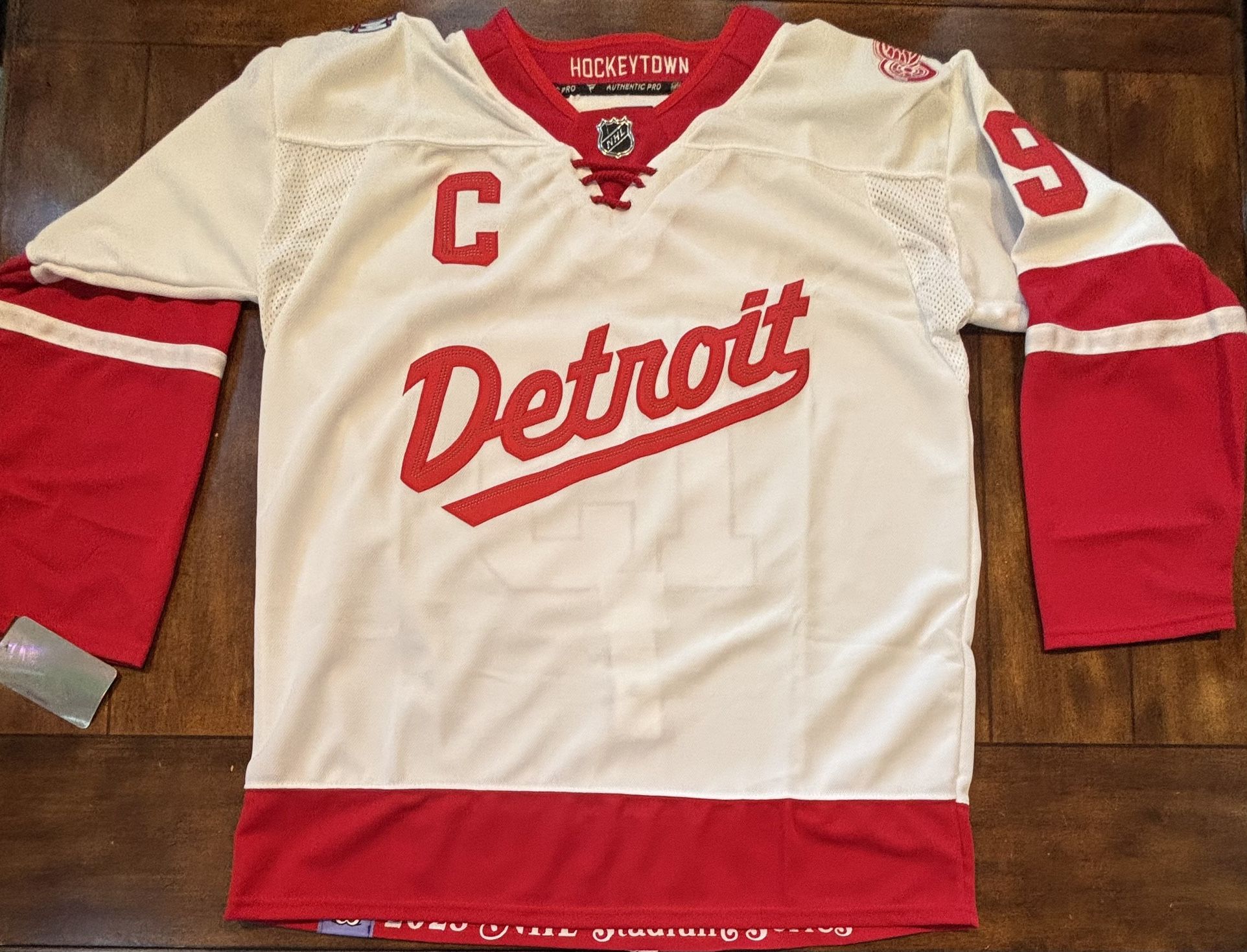 Steve Yzerman #19 Detroit Red Wings 2025 Stadium Series Jersey - Size XL (54)