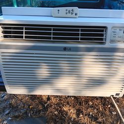 12000 BTU AIR CONDITIONER WITH REMOTE FOR SALE