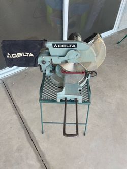 Delta 10 inch chop / miter saw in great condition- heavy duty with cast iron base - model 36-220