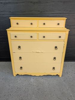 Vintage Butter Cream Yellow 7-Drawer Dresser