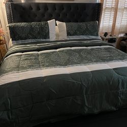 Shatex comferter set  both size queen 3 peace I have it in green and pink both new $25 each green open bag  to see size