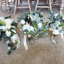 3 Ivory Bridal Bouquets of artificial flowers White, vases not included

Condition is used twice
$70 for largest bouquet
$20 for 2 smaller bouquets

M