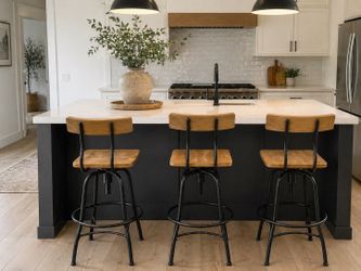 (3) Adjustable Metal Frame, wood seat Barstools. Delivery Available 🚚.