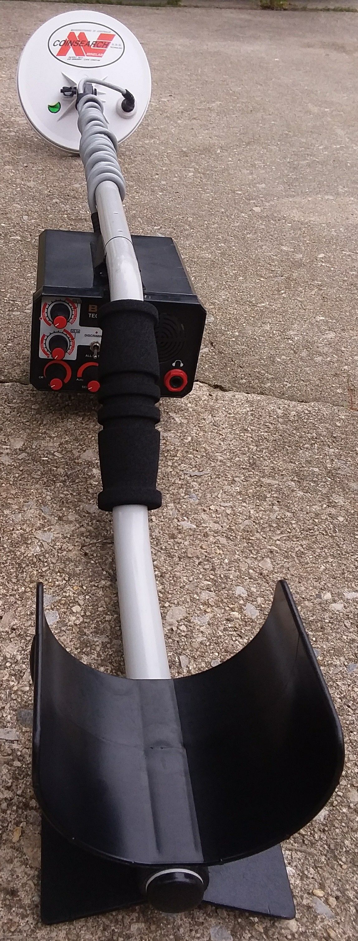 MINELAB SOVEREIGN XS METAL DETECTOR 8" COIL CHARGER WITH NEW BATTERY WORKS GOOD