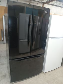 Kenmore refrigerator everything works good 💯 Ice maker on the bottom