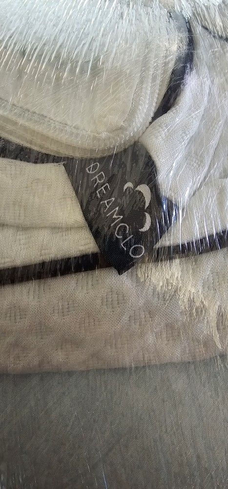 Brand NEW IN BOX KING 3" Memory foam Mattress Topper By Dreamcloud 