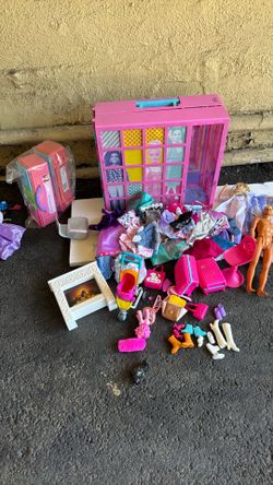 Folding wardrobe for Barbie dolls, 1 Barbie and a Ken, clothes and accessories, all for 35
