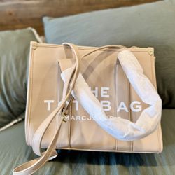 Marc Jacobs The Leather Medium Tote Bag