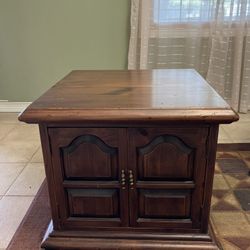 Ethen Allen end table 