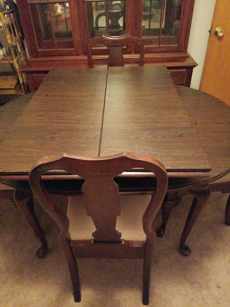 Dining Room Table And Chairs 
