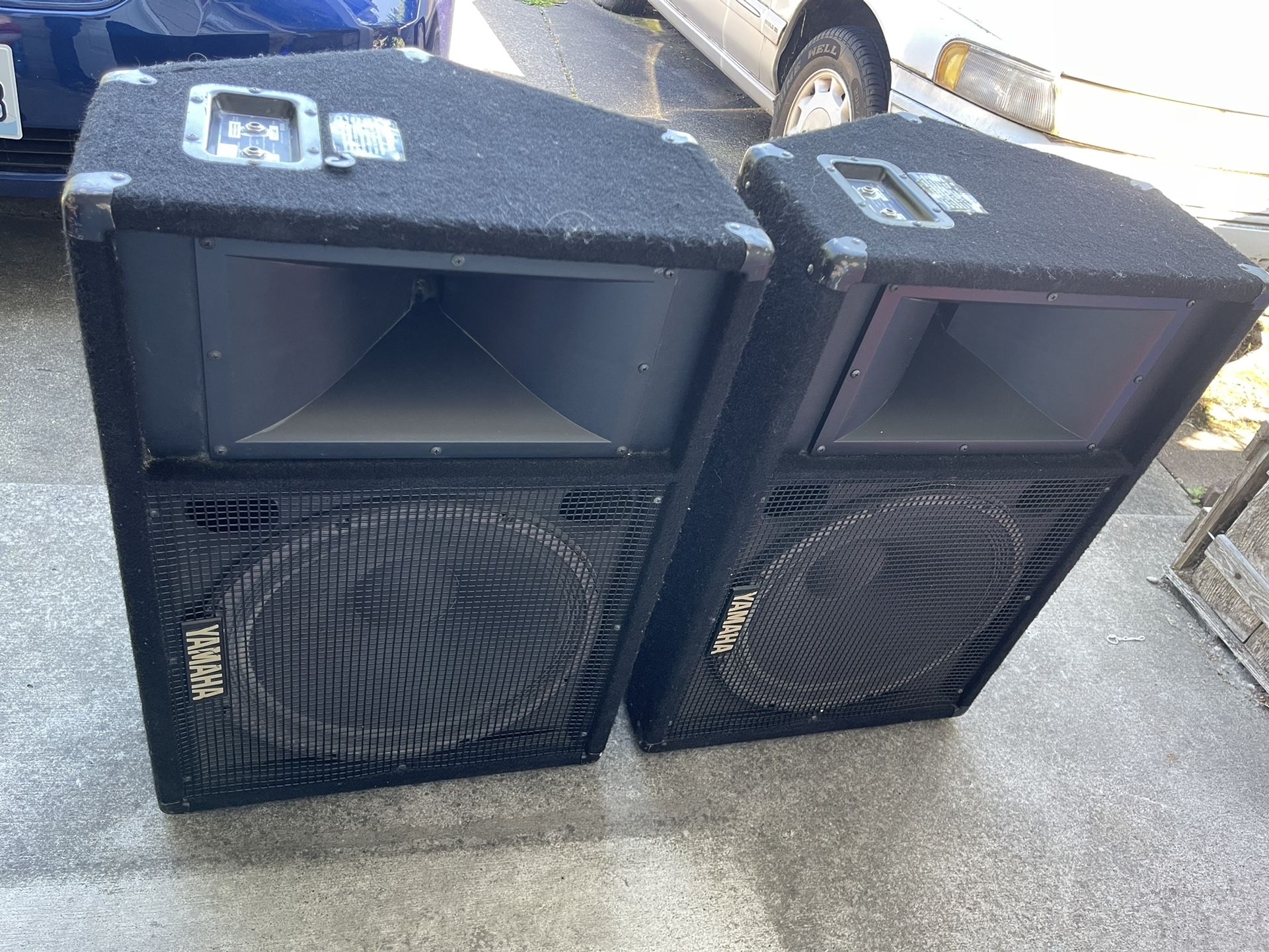 Yamaha Model SM15lV Speakers Including Mixer -EMX212S