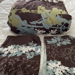 Queen Size Comforter and Shams