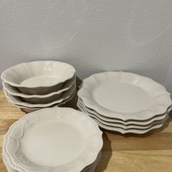Pioneer Woman 12-piece Paige Dinnerware Set in Linen