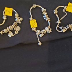 Pandora Original Color Silver  Tengo Tres de Ella.   $140. $150. $180.   ( Todo Original  )