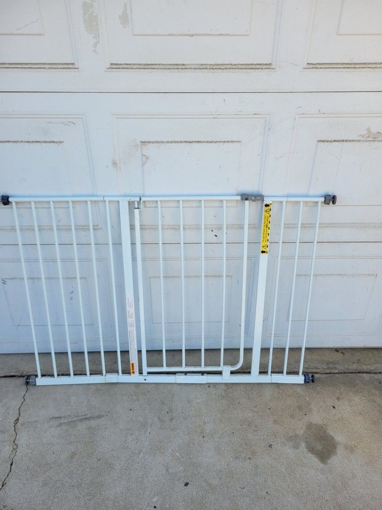 Wide adjustable pet/ Child Gate