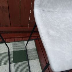 2 bar stools