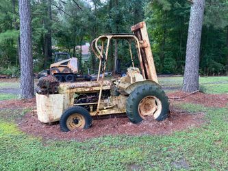 Massey Ferguson(GAS)Tractor with 20ft Lift