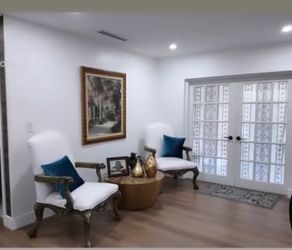 FREE 2 White chair.   GRATIS 2 sillas blancas estilo Luis XV