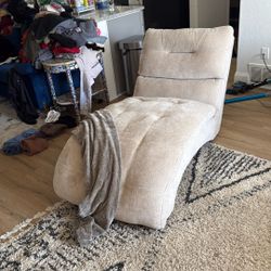 Chase Lounge Chair Like NEW 