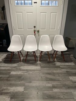 Set of 4 hard plastic shell modern dining chairs in like new condition - very sturdy and durable