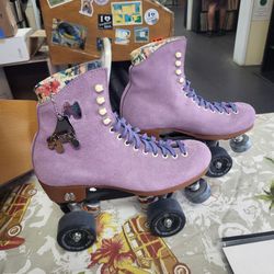 SIZE 6 PURPLE MOXI ROLLER SKATES