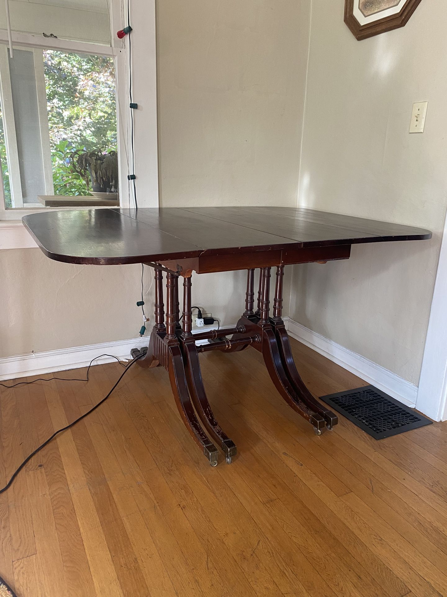 Gorgeous Vintage Duncan Phyfe Mahogany Table