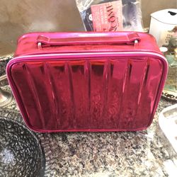 Lancôme  Red Suite Case https://offerup.com/redirect/?o=THJnZS5OZXc=