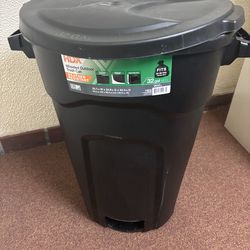 32 gallon trash can read description