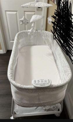 Delta Children Bassinet Auto Glide 