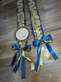 UCSD grad ribbon Lei with bows