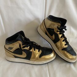 Jordan 1 Med SE Metallic Gold 