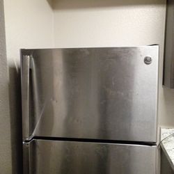GE 17.5 Cu. Ft. Top Freezer Refrigerator 